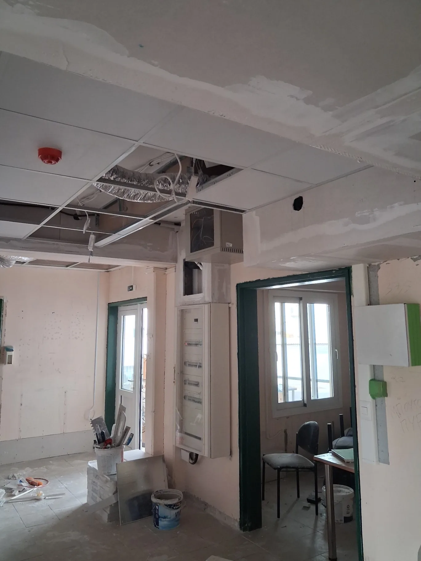 Κατασκευή οροφής σε συνδυασμό με εμφανείς τεχνικές εγκαταστάσεις